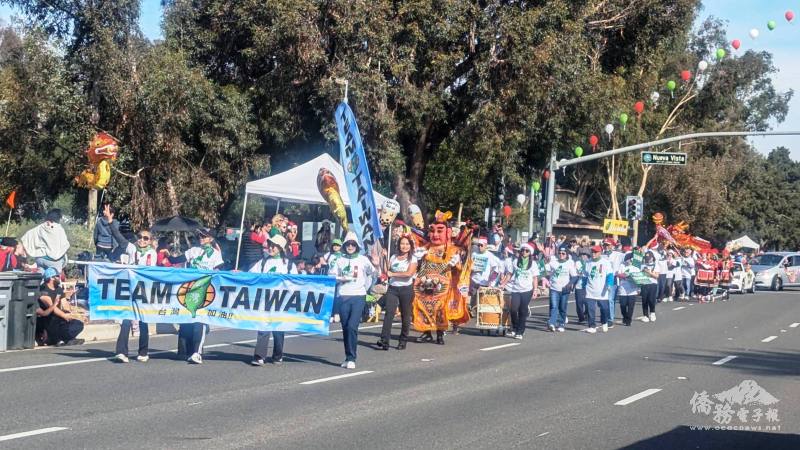 臺灣鄉親熱情澎湃，遊行隊伍展現亮眼臺灣風采。(林蓮華提供)