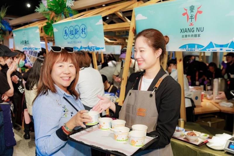 桃園國際機場公司即日起推出美食嘉年華活動，旅客在桃機餐廳消費打卡可享專屬優惠，17日起消費套餐組合還可獲得限量精美伴手禮。（桃園國際機場公司提供）