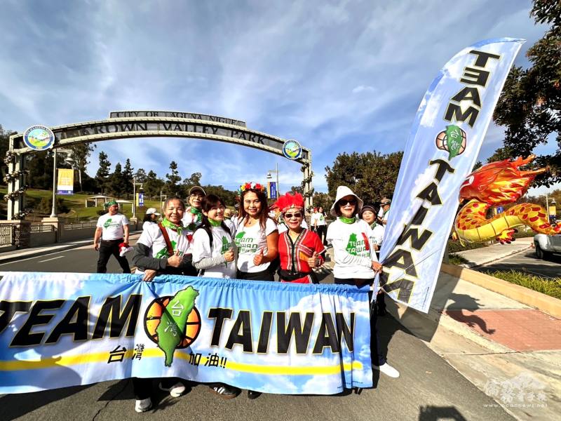 TEAM TAIWAM前導隊蓄勢待發。(前排左二至左四：橙縣文教中心主任蕭蓓如、僑務促進委員張慧玲、北美洲臺灣婦女會南加分會前會長林淑卿)
