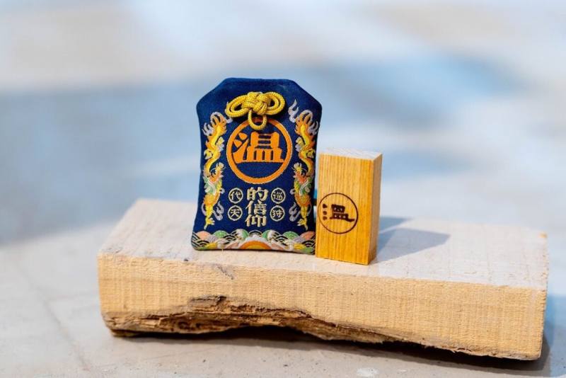 迎接屏東縣王船文化館開幕，縣府推出滿載祝福系列文創品，巧思設計「溫的信仰」香包御守，內含打造王船時所保留珍貴木料，帶著一股幽幽木香，承載王船工藝深厚文化意涵，象徵平安與庇佑，採限量發售。（屏東縣政府提供）