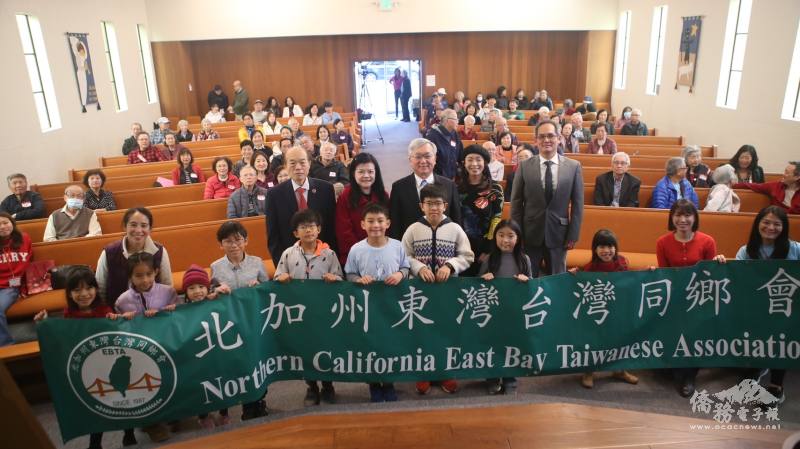 駐舊金山辦事處副處長朱永昌(第二排中)、北加州東灣臺灣同鄉會會長柯伊芳(第二排右2)、僑務委員鍾振乾(第二排左1)與東灣臺灣同鄉會僑胞合影