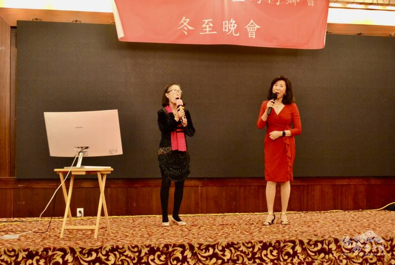 洪惠萍與沙加緬度地區臺灣同鄉會副會長千一如演唱〈往事只能回味〉