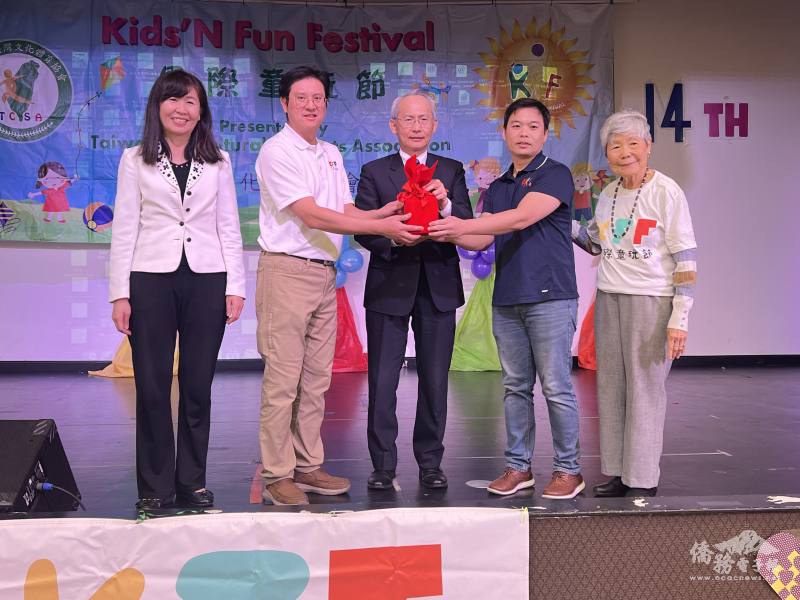 會長交接合影(左起 ：金山灣區文教中心主任莊雅淑、滿任會長張志仰、駐舊金山辦事處處長賴銘琪賴銘琪、新任會長林宏達、文體會首席顧問傅紅玉)