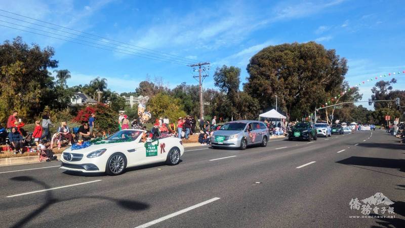 TEAM TAIWAN組車隊參加遊行，提升臺灣能見度，也方便年長鄉親乘車參與遊行。(林蓮華提供)