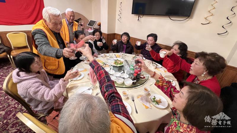 理事與會員們相互敬酒敬茶