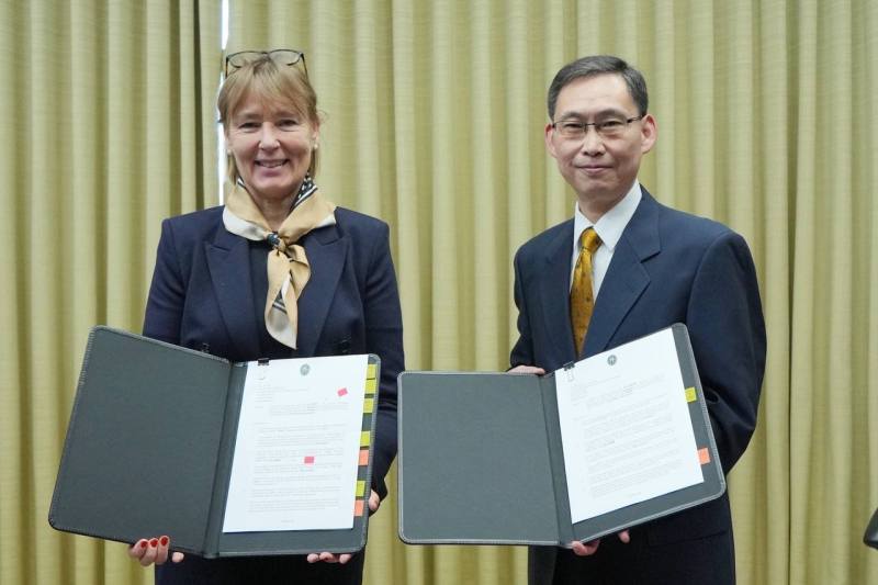 Director General Sun (right) and Director Otto (left) sign the URGF donation agreement and fund transfer document.