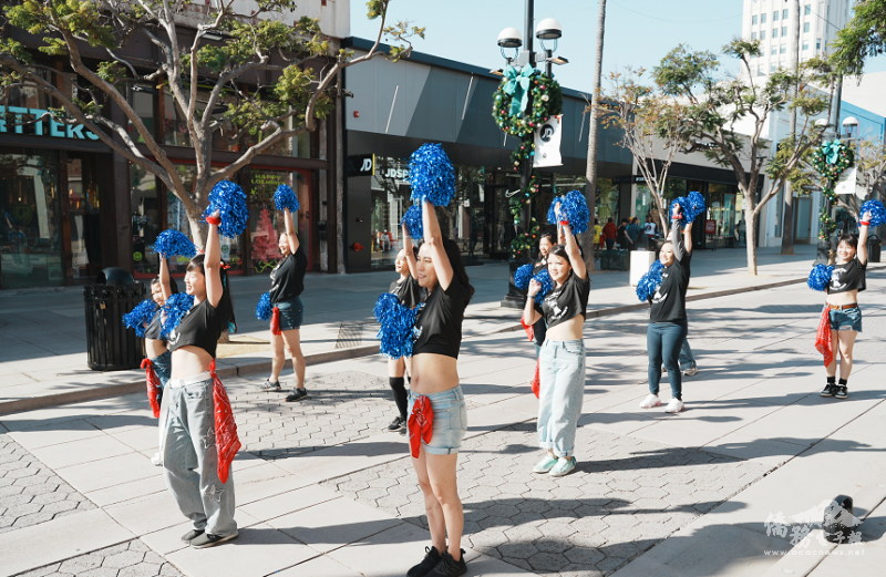福爾摩沙小分隊團員表演〈年輕不要留白〉彩球舞蹈