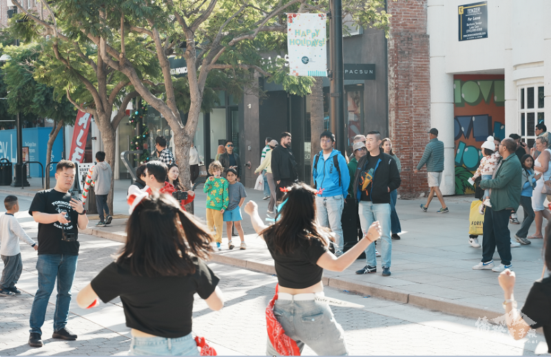 福爾摩沙小分隊在Santa Monica第三大道的 TPOP in Public 演出掀起轟動，引起觀眾的熱烈響應