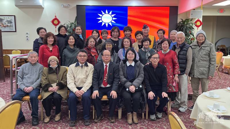 在國旗前合影(前排左三起：駐美國代表處退伍軍人事務組(榮光組)秘書程國峰、中華民國旅紐澤西榮光聯誼會理事長張淵源、紐約文教中心副主任王鈺淇)