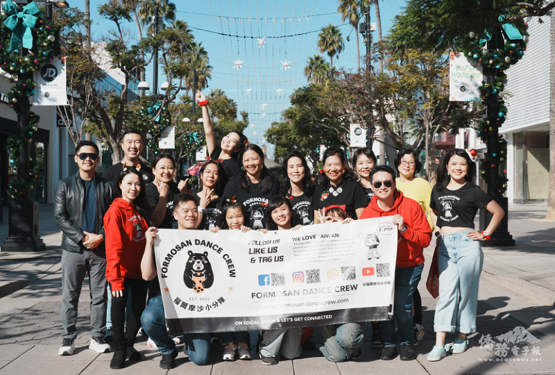 福爾摩沙小分隊團員於聖塔莫尼卡第三大道合影