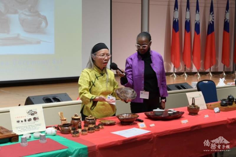 聖路易臺灣之友會創會會長翁秀蕙(左)及聖路易美術館 Chief Diversity Officer Renee Franklin(右)向與會來賓雙語介紹臺灣茶(王福堂提供)