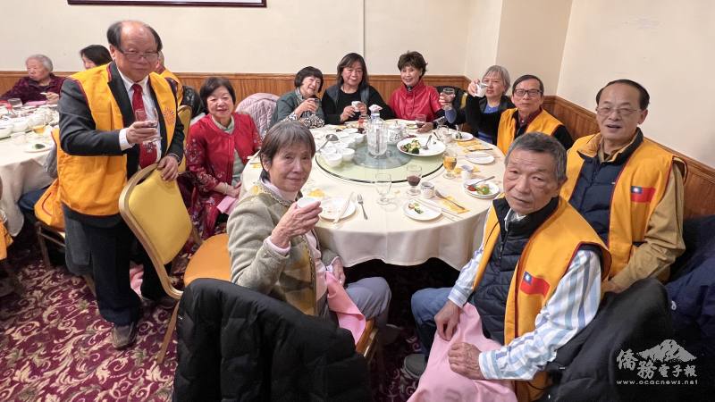 張淵源 (左一)、周浩(右一)與出席會員相談甚歡