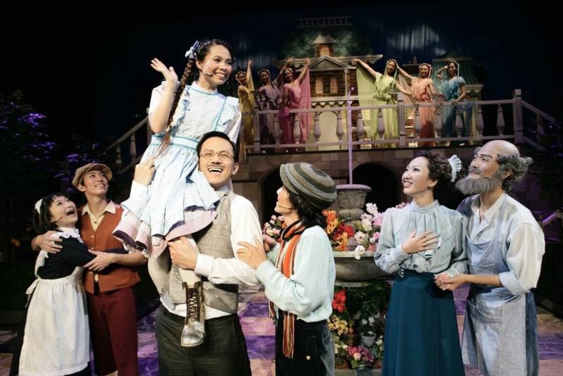 歌手許哲珮（左3）在如果兒童劇團作品「秘密花園」飾演主角小莉，在故事旅途中經歷失去愛到重拾希望的過程。（如果兒童劇團提供）