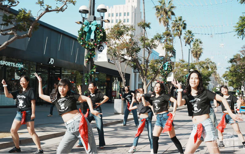 福爾摩沙小分隊團員表演〈BITE BACK〉舞蹈