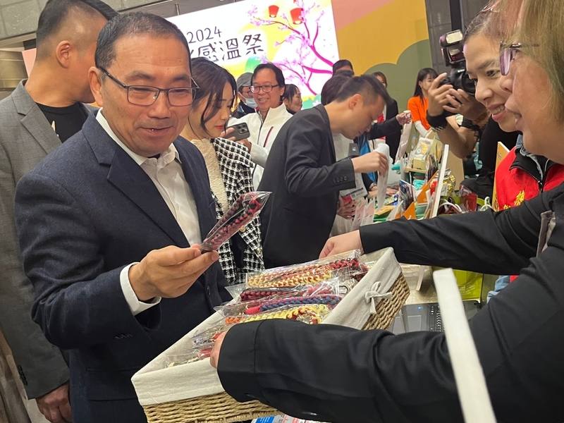 新北市政府觀光旅遊局17日舉行「2024新北感溫祭」冬季記者會，市長侯友宜（前左）出席，與業者互動