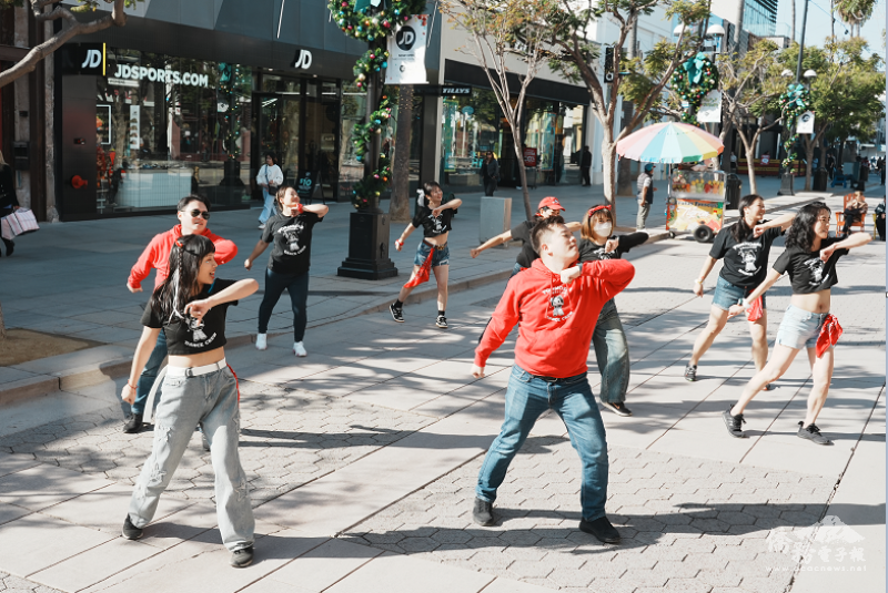 福爾摩沙小分隊團員表演成團第一首經典舞蹈〈LOCAL〉