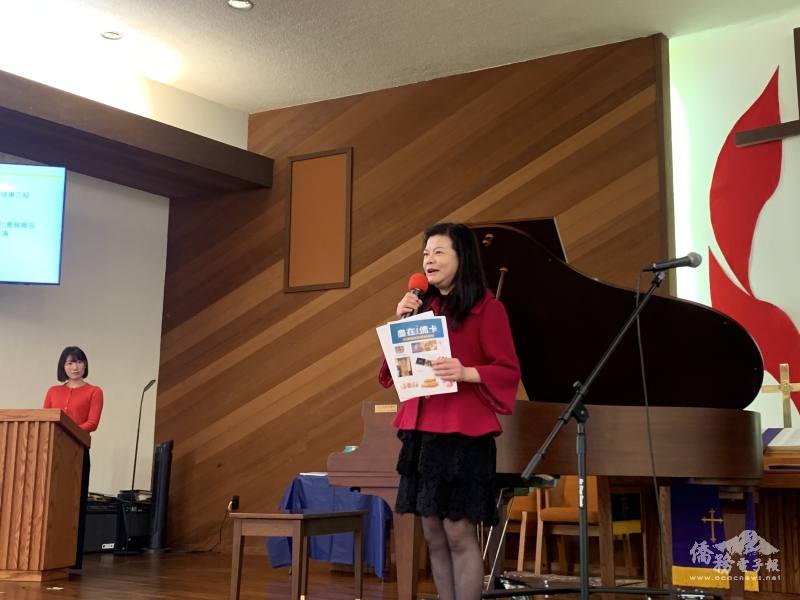 金山灣區文教中心僑務秘書許彩鳳介紹i僑卡，並宣導國內性別平權