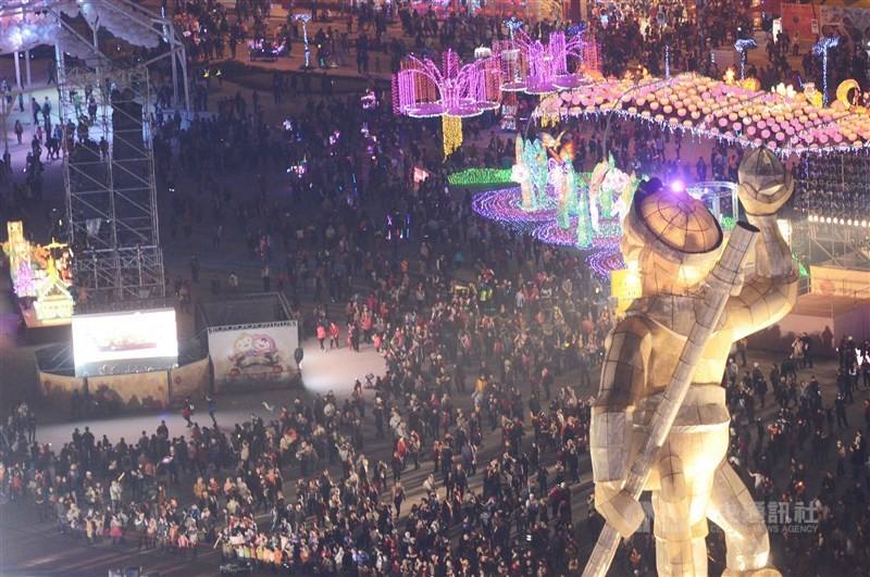 Crowds gather at the 2016 Taiwan Lantern Festival in Taoyuan, where the 26-meter-tall "Golden Monkey Offering Peaches" main lantern is displyed to mark the Year of Monkey on March 4, 2016. CNA file photo