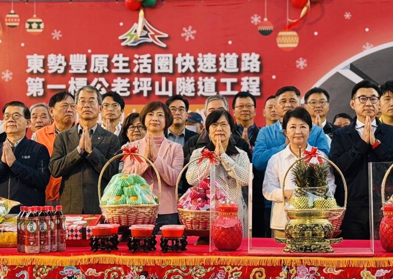 劉世芳帶領團隊祈福