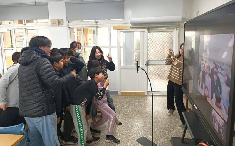 澎湖縣風櫃國小與韓國首爾Dongnimmun小學雙方學子透過信件交流、互送禮物建立起深厚友誼，26日首度舉辦視訊連線交流活動。（澎湖風櫃國小提供）
