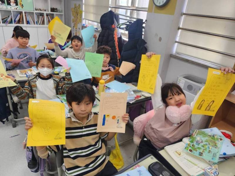 澎湖縣風櫃國小與韓國首爾Dongnimmun小學2校學生先前透過信件交流、互贈禮物建立起深厚友誼，校方表示，盼孩子們透過文化互動，學習彼此差異與共同點。（風櫃國小提供）