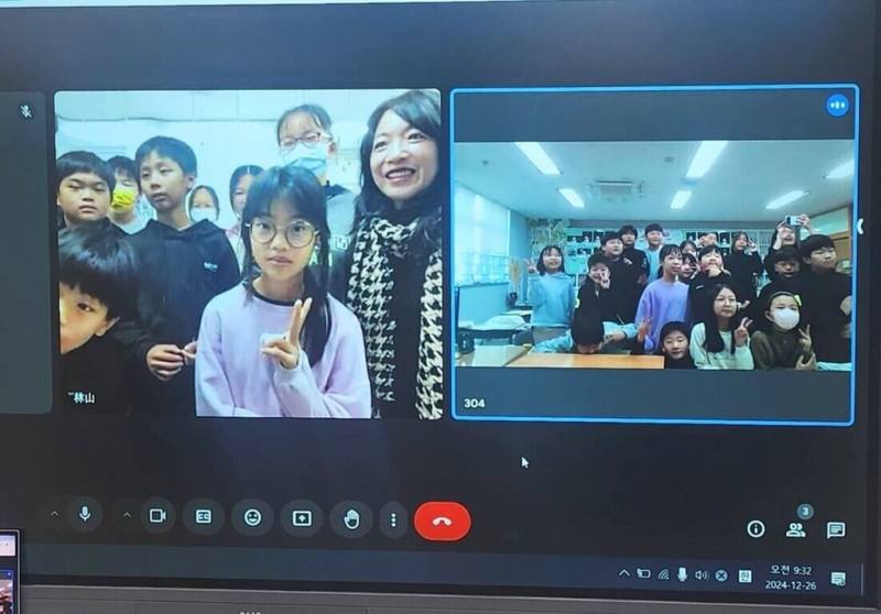 澎湖縣風櫃國小師生26日透過視訊連線與韓國首爾Dongnimmun小學互動交流，創澎湖縣內小學跨國交流新頁。圖為雙方視訊互動畫面。（風櫃國小提供）