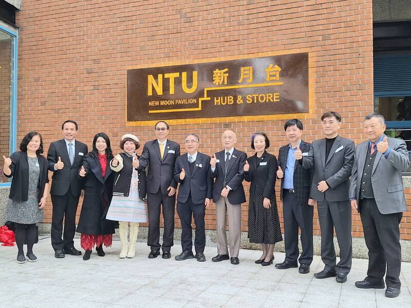 位於台大新生南路側門的新月台，透過利百代公司實物捐贈完成整修，台大26日舉行「NTU Hub & Store台大紀念品旗艦店」揭牌儀式，校長陳文章（中）等人出席。