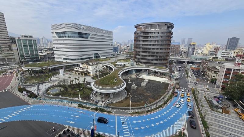 台鐵高雄車站即將竣工，「中央下沉式圓型廣場」已近完工，近日不少民眾經過時都會抬頭欣賞整面不規則橢圓天花板設計，廣場已成拍照打卡景點。