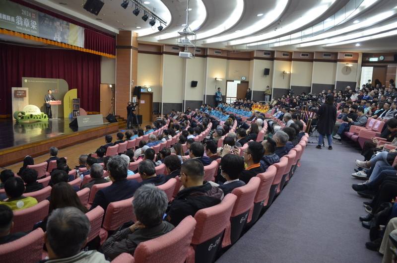 嘉義縣長翁章梁26日在創新學院舉行就職6週年演說，廣邀嘉義縣各界、台灣積體電路製造股份有限公司高層及無人機業者近500人與會。