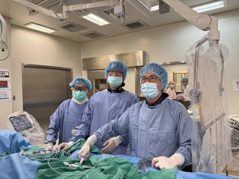 高雄長庚醫院引進最新精準「脈衝場消融」（Pulsed Field Ablation，PFA）醫療手術，臨床研究顯示安全性及效果佳，大幅降低因手術引起併發症，為心房顫動病人帶來全新希望。（高雄長庚提供）