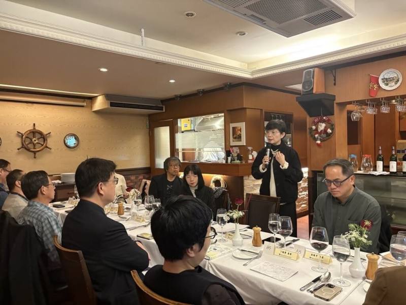 台港經濟文化合作策進會（策進會）26日召開年度第2次文化合作委員會委員會議，策進會董事長賴秀如（站立者）於會議中分享台港交流經驗。（策進會提供）