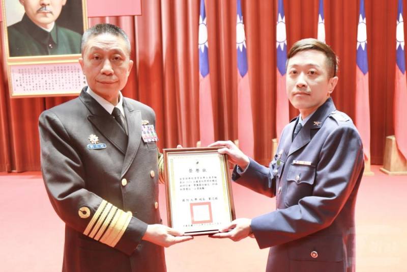 國防大學校長劉志斌上將頒獎表揚績優人員。（國防大學提供）