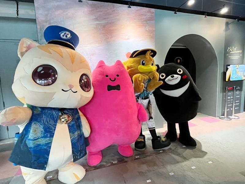 國立科學工藝博物館27日舉辦「印象派150週年光影藝術展-高雄站」開幕記者會，高雄市觀光吉祥物高雄熊（右）、高雄捷運公司吉祥物蜜柑站長（左）、中職台鋼雄鷹隊吉祥物TAKAO（右2）、台灣科學節IP角色奇奇（左2）也出席