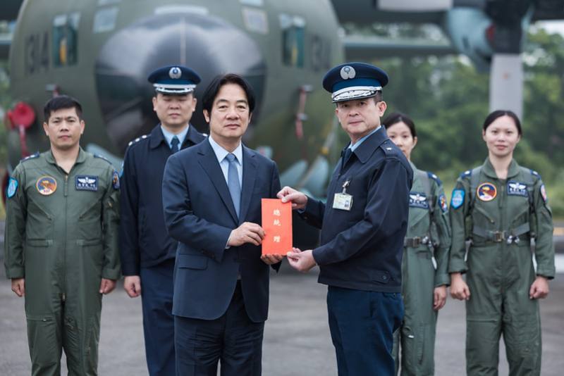 總統頒發加菜金慰勉官兵辛勞