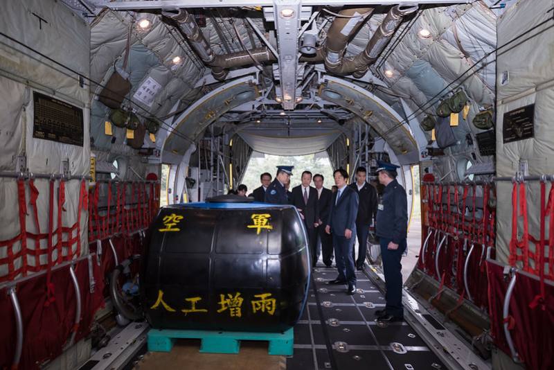 總統視導待命機C-130，並聽取整備解說