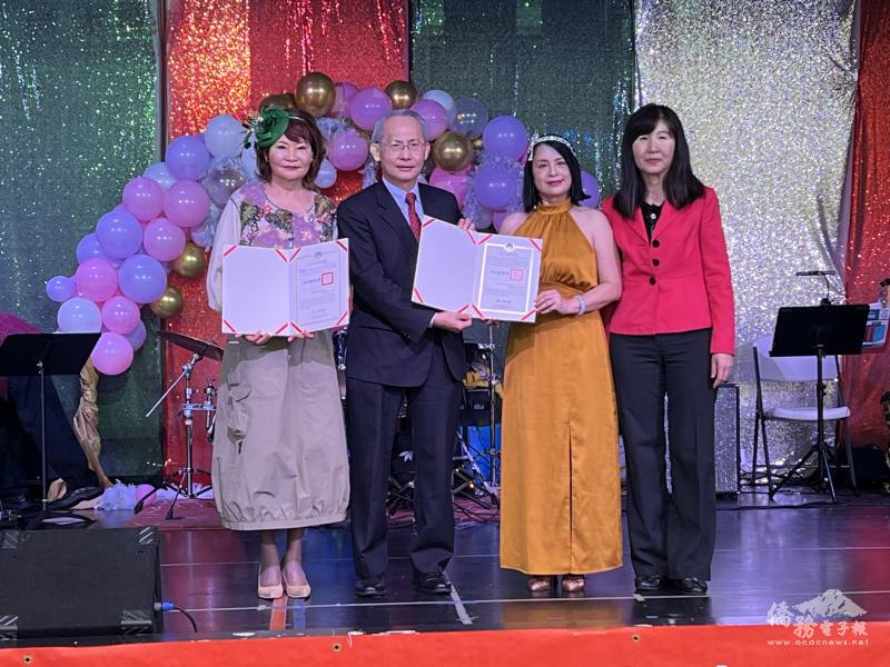 馬蒨君(左一)、狄佩華(右二)分別獲頒僑務委員會委員長徐佳青感謝狀及賀狀