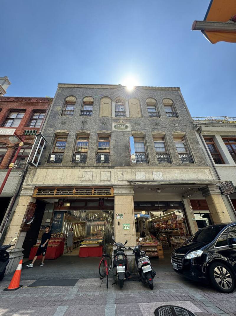 台北市迪化街的「怡和泰商行IWATAI」建於日治中期，文資委員認為格局、建物風格、內部細節具建築藝術及技術價值，同意登錄為歷史建築。（台北市文化局提供）