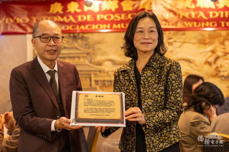 劉紀慈致贈感謝狀予張俊菲
