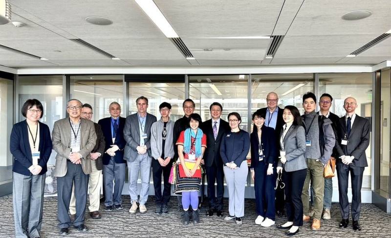 華盛頓大學近期決定東亞研究碩士新增台灣研究，創北美首例。推動計畫的是台灣史老師林于翔（最後一排右2），副總統蕭美琴（前排右3）於2023年4月擔任駐美代表時，曾到學校演講。（林于翔提供）