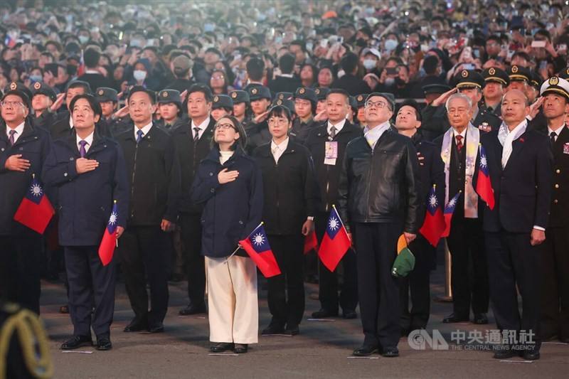 President Lai Ching-te (front, from left), Vice President Hsiao Bi-khim, Premier Cho Jung-tai and Legislative Speaker Han Kuo-yu watch the Republic of China (Taiwan) flag rise at the New Year's Day flag-raising ceremony in front of the Presidential Office