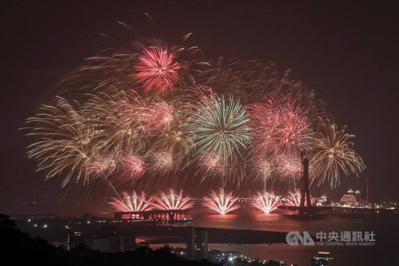 A fireworks show in New Taipei. CNA photo Dec. 31, 2024