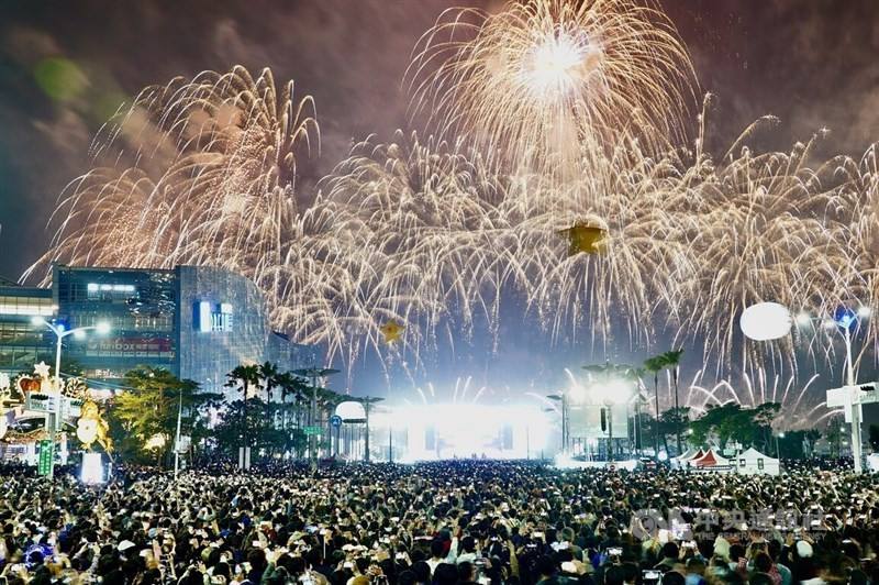 New Year's Eve fireworks set off in southern Taiwan's Kaohsiung on Tuesday night. CNA photo Jan. 1, 2025