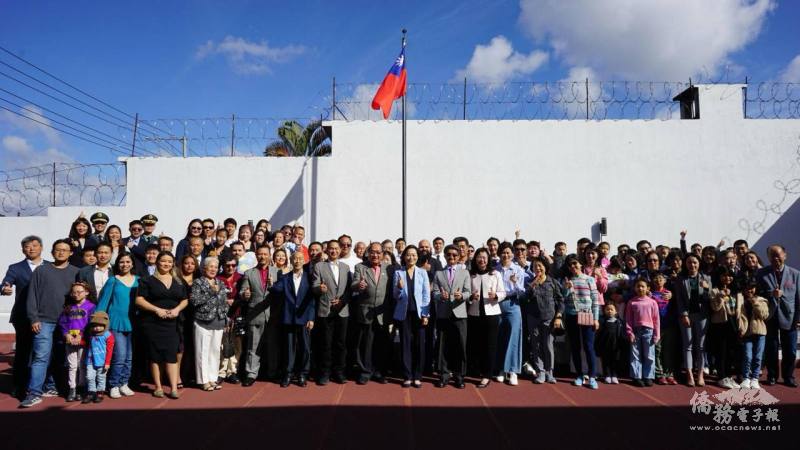 升旗典禮圓滿結束後，全體與會人員合影留念，展現僑界團結向心