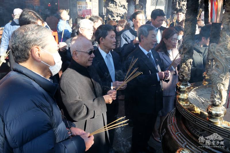 駐橫濱辦事處秘書陳宜銘偕僑團至關帝廟上香祈福
