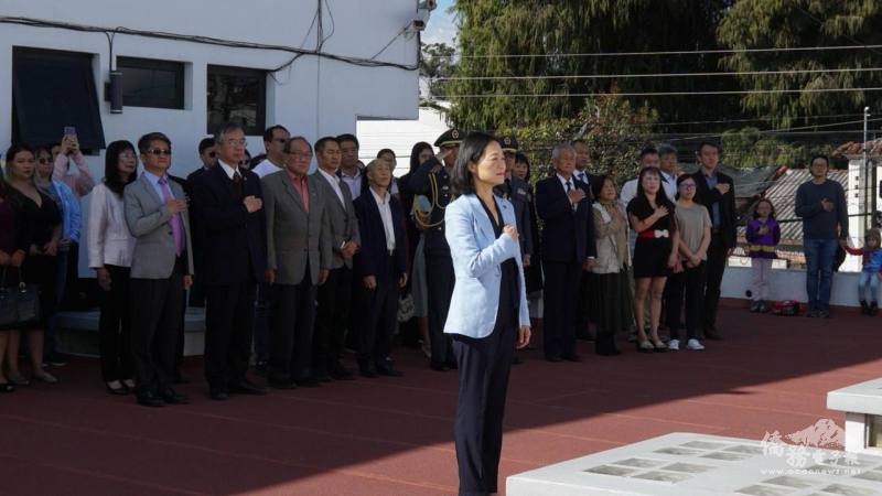 參與元旦升旗典禮的僑界人士、臺商代表等近百人齊聚一堂，共同見證升旗儀式