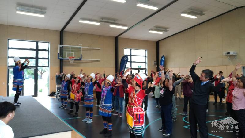 老師王蕙華（左）教跳健康操