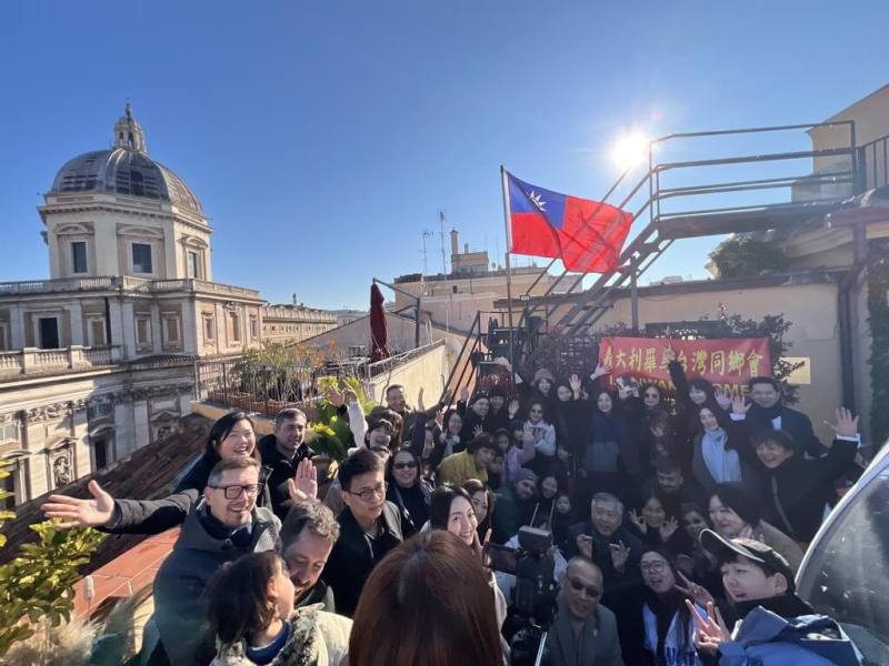 今年元旦升旗活動在羅馬一家飯店的屋頂餐廳舉行，對面即為羅馬四大宗座聖殿之一的「聖母大殿」，形成巨幅中華民國國旗與教堂圓頂同框的特殊景致。（駐義代表處提供）