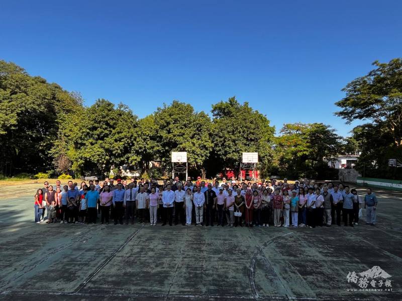 駐巴拉圭大使館及亞松森僑民元旦升旗合影