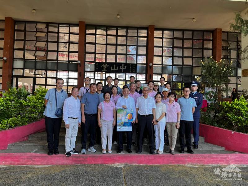 韓志正(前排左5)、僑務委員李復淵(前排左6)、巴拉圭亞松森中華會館理事長古美桂(前排左4)與理監事、臺科大教職員合影
