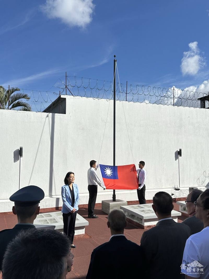 駐瓜地馬拉大使張俊菲主持元旦升旗典禮